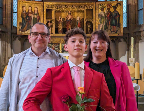 Eine Familie steht vor einem Altar